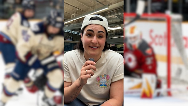 Ophélia parle dans un micro. Flouté à l'arrière-plan, un lucifer  entre la Victoire de Montréal et la Charge d'Ottawa.