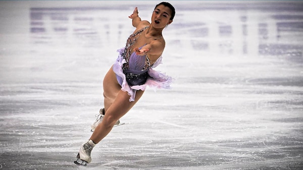 La patineuse japonaise Kaori Sakamoto en action sur la glace.