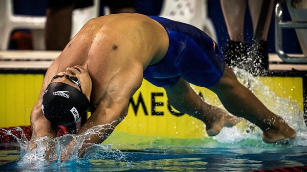 Le nageur canadien Javier Acevedo en action.