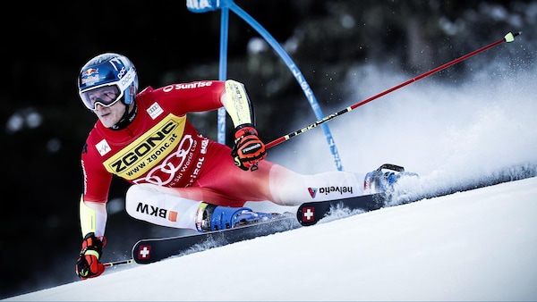 Le skieur suisse Marco Odermatt en action.