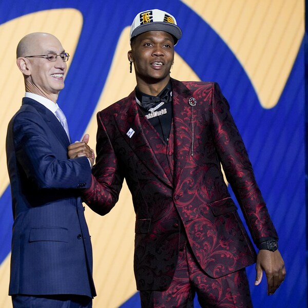 Bennedict Mathurin est félicité par le commissaire de la NBA, Adam Silver, sur la scène du Barclays Center de Brooklyn.