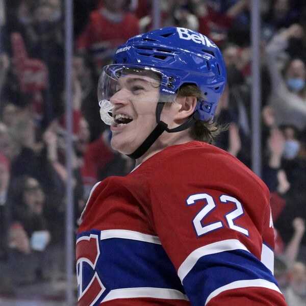 Le hockeyeur sourit au public montréalais.