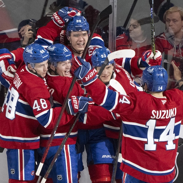 Cinq joueurs du Canadien de Montréal célèbrent.
