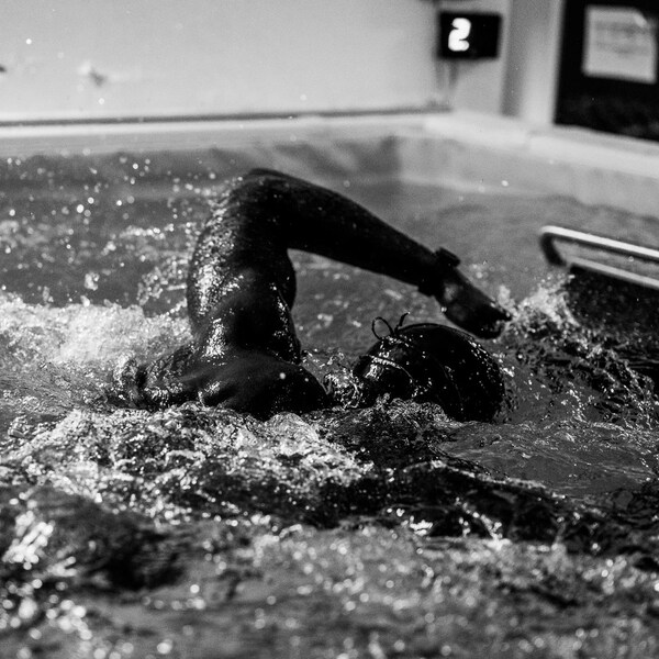 Photo de Xavier Jourson nageant dans un bassin.