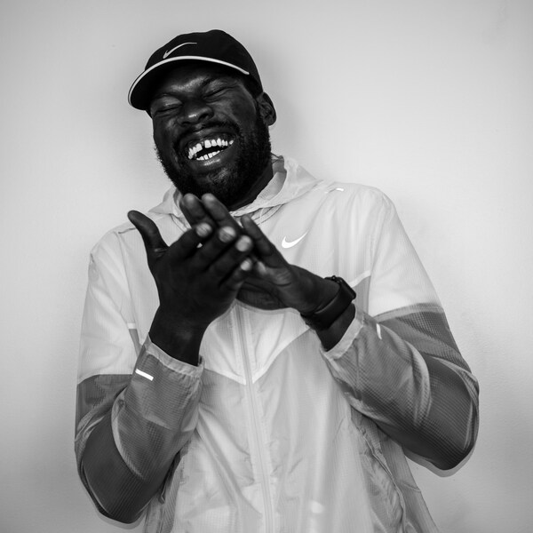 Photo de Xavier Jourson riant et se tapant dans les mains.