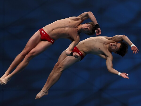 Les deux plongeurs effectuent un saut. 