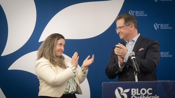 Nathalie Sinclair-Desgagné et Yves-François Blanchet sur scène se regardent en applaudissant.