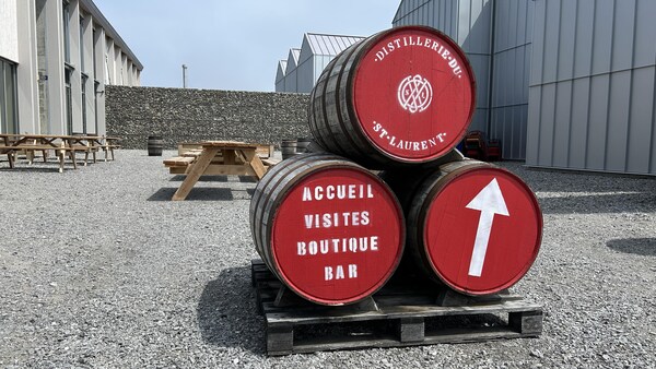 Des barils dans la cour intérieure de la Distillerie du St. Laurent servent à diriger les visiteurs. 