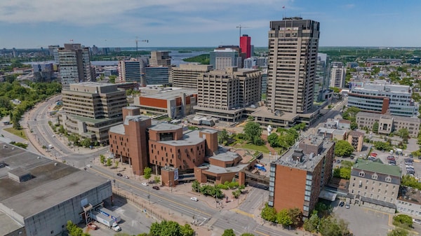 Vue en hauteur du centre-ville de Gtaineau avec divers immeubles et gratte-ciel.