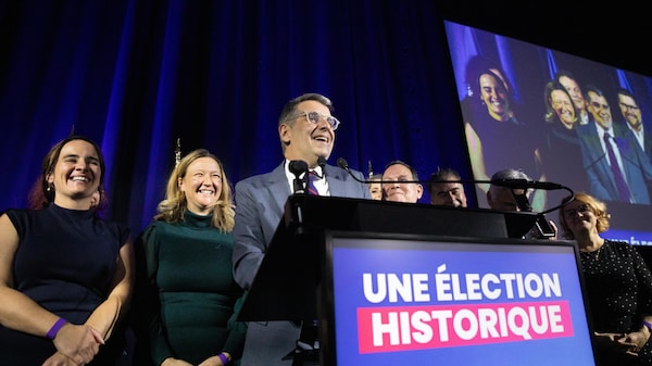 Éric Duhaime prononce son discours devant ses militants le soir des élections.