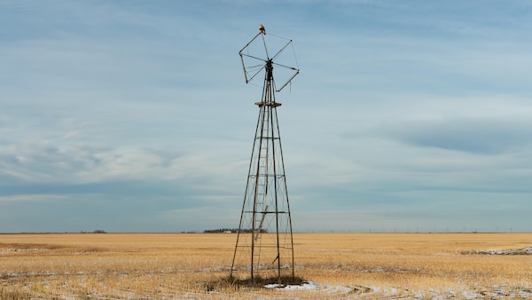 Une structure dans un champs en Saskatchewan.
