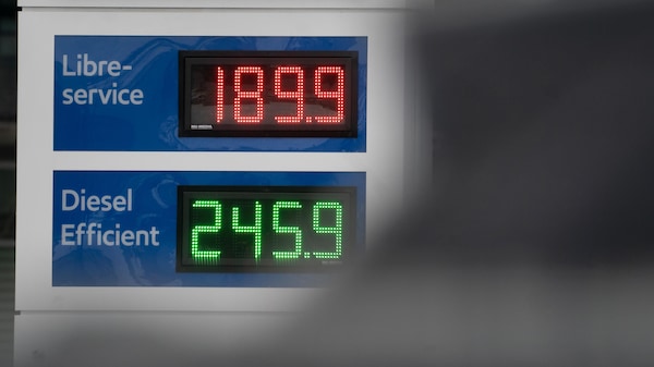 Une enseigne d’une station-service affichant les prix de l’essence ordinaire et du diesel.