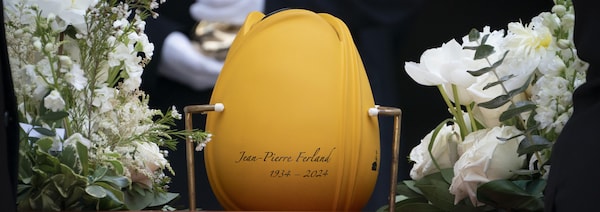 L'urne de Jean-Pierre Ferland, entourée de fleurs.