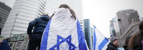 Des manifestants arborant le drapeau israélien.
