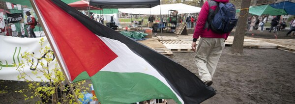 Un drapeau palestinien devant des tentes.