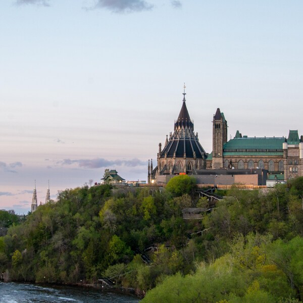 Le parlement du Canada et la rivière des Outaouais.