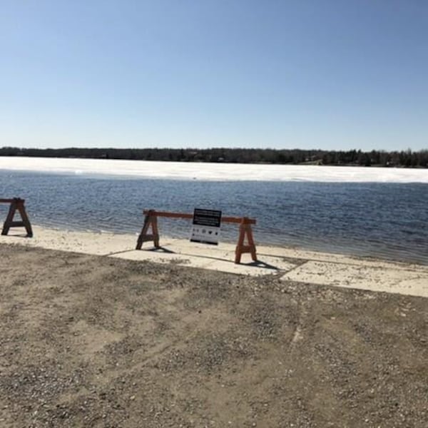 Des barricades sont installées au bord du lac 