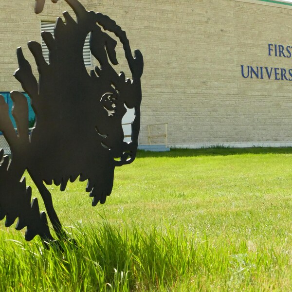 Le mur portant l'inscription « Université des Premières Nations du Canada ».
