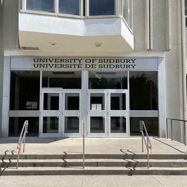 La façade de l'Université de Sudbury.