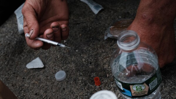 Injection de drogue dans la rue.