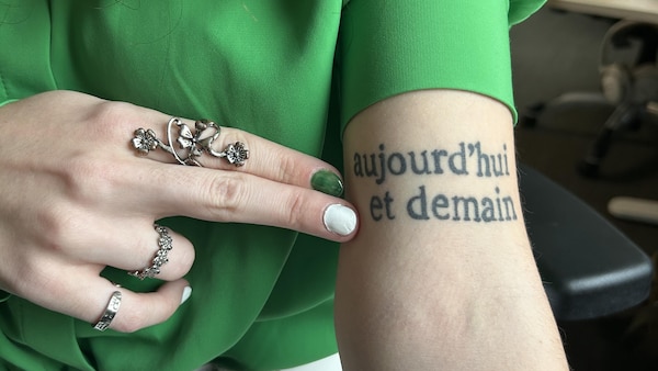 Bras avec un tatouage "Aujourd'hui et demain".