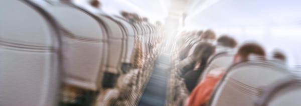 Une photo montrant l'intérieur d'un avion en train de vibrer pendant des turbulences.