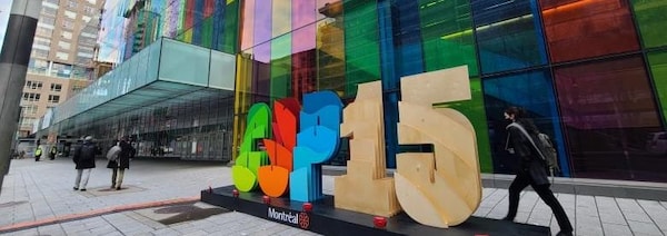 Un panneau de la COP 15 devant le Palais des congrès de Montréal.