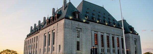 L'édifice de la Cour suprême du Canada en fin de journée, au printemps.