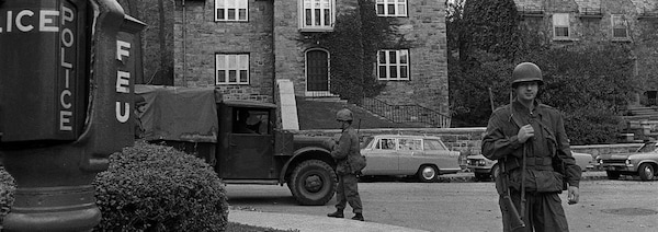 Des soldats montent la garde devant la résidence du diplomate britannique James Cross après son enlèvement par le FLQ en octobre 1970.