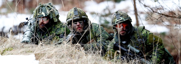 Des soldats de l'armée canadienne sont couchés au sol pendant un exercice militaire 