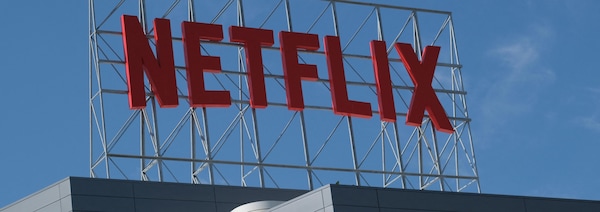 Le logo de Netflix installé au-dessus d'un bâtiment.