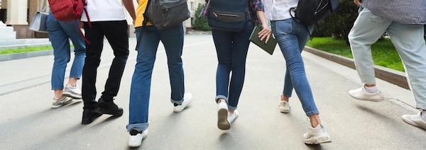 Des étudiants adolescents sur le campus d'une école marchant pendant la pause.