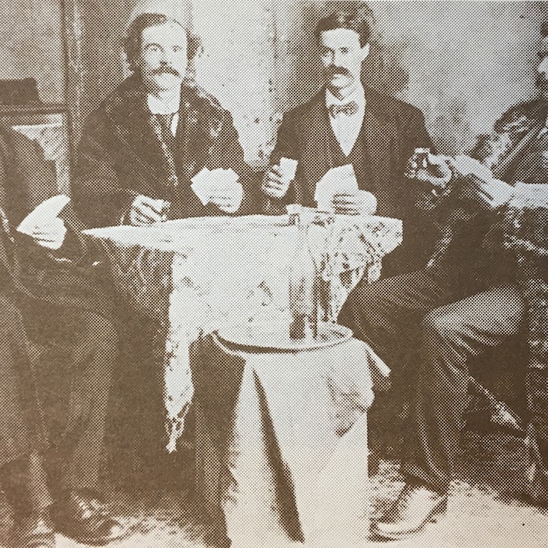 Une photo d'archives montrant un groupe d'hommes jouant aux cartes.