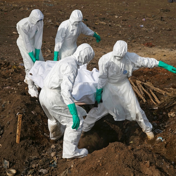 Des travailleurs humanitaires transportant les corps des victimes de l'Ebola lors de la dernière crise majeure en 2014 au Sierra Leone.