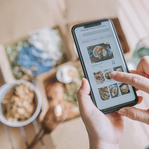 Une personne navigue sur une application de livraison de nourriture.