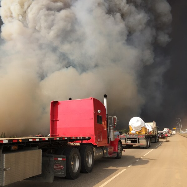 Des véhicules quittent la ville de Fort McMurray lors des feux de forêt en 2016.