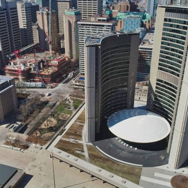 L'hôtel de ville de Toronto et ses rues alentour vides, photographiés en vue aérienne pendant la pandémie de COVID-19.