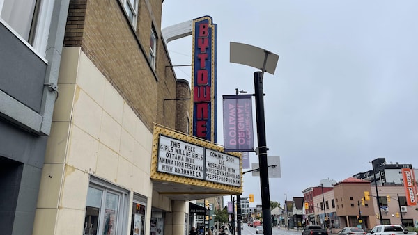 Devanture extérieur du cinéma ByTowne.