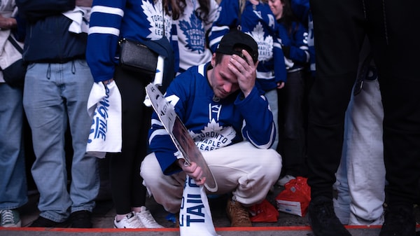 Un partisan des Maple Leaf pleure après la défaite de lad   équipe favorite. 