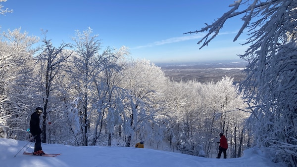 Des skieurs au Mont-Orford.