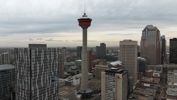 La tour avec plusieurs des bâtisses du centre-ville de Calgary. Ciel gris. Mai 2026.