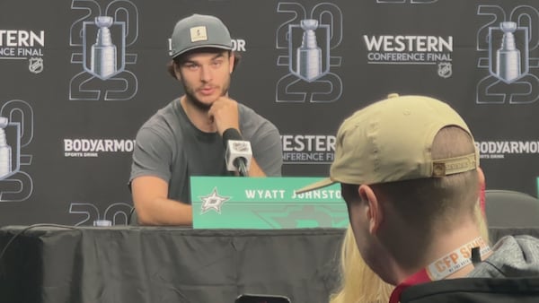 Joueur assis à une table devant un micro vêtu d'une casquette grise et d'un chandail gris. 21 mai 2025.