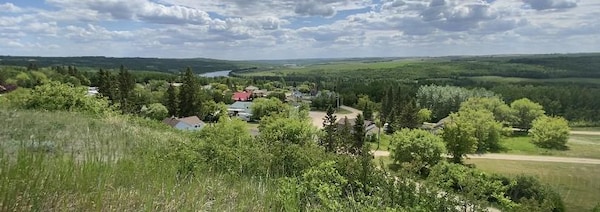 Vue du village et la rivière Saskatchewan nord au loin. 