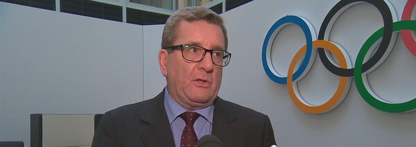 Le maire de Québec, Régis Labeaume, répond aux questions des journalistes devant un signe des Jeux olympiques