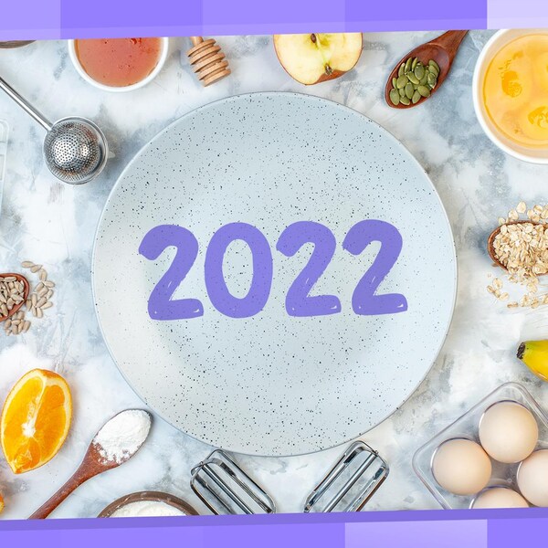 Montage photo d'une assiette sur une table avec la mention « 2022 » entourée de plusieurs aliments et ustensiles.