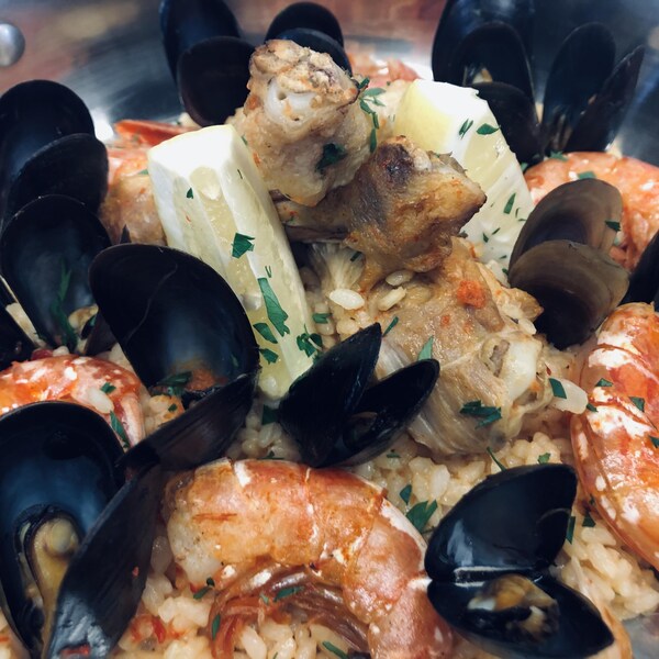 Une paella dans une cocotte