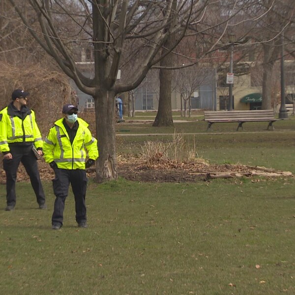 Des agents de police dans le parc Trinity Bellwoods samedi en début d'après-midi.