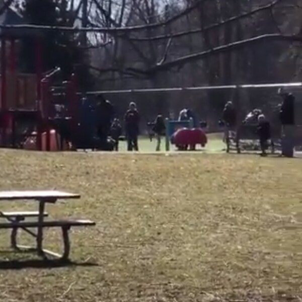 Image d'une vidéo partagée par Bonnie Crombie montrant un parc rempli d'enfants.