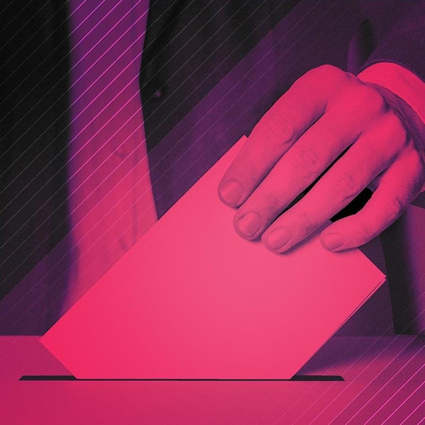 Une main met une enveloppe dans une urne.