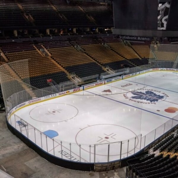 Un stade de hockey vu depuis les tribunes